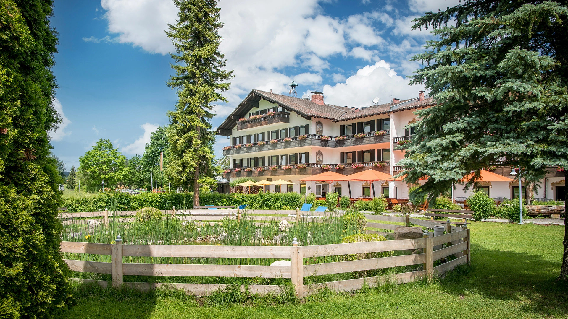 Außenansicht des Hotel Farbinger Hof am Chiemsee